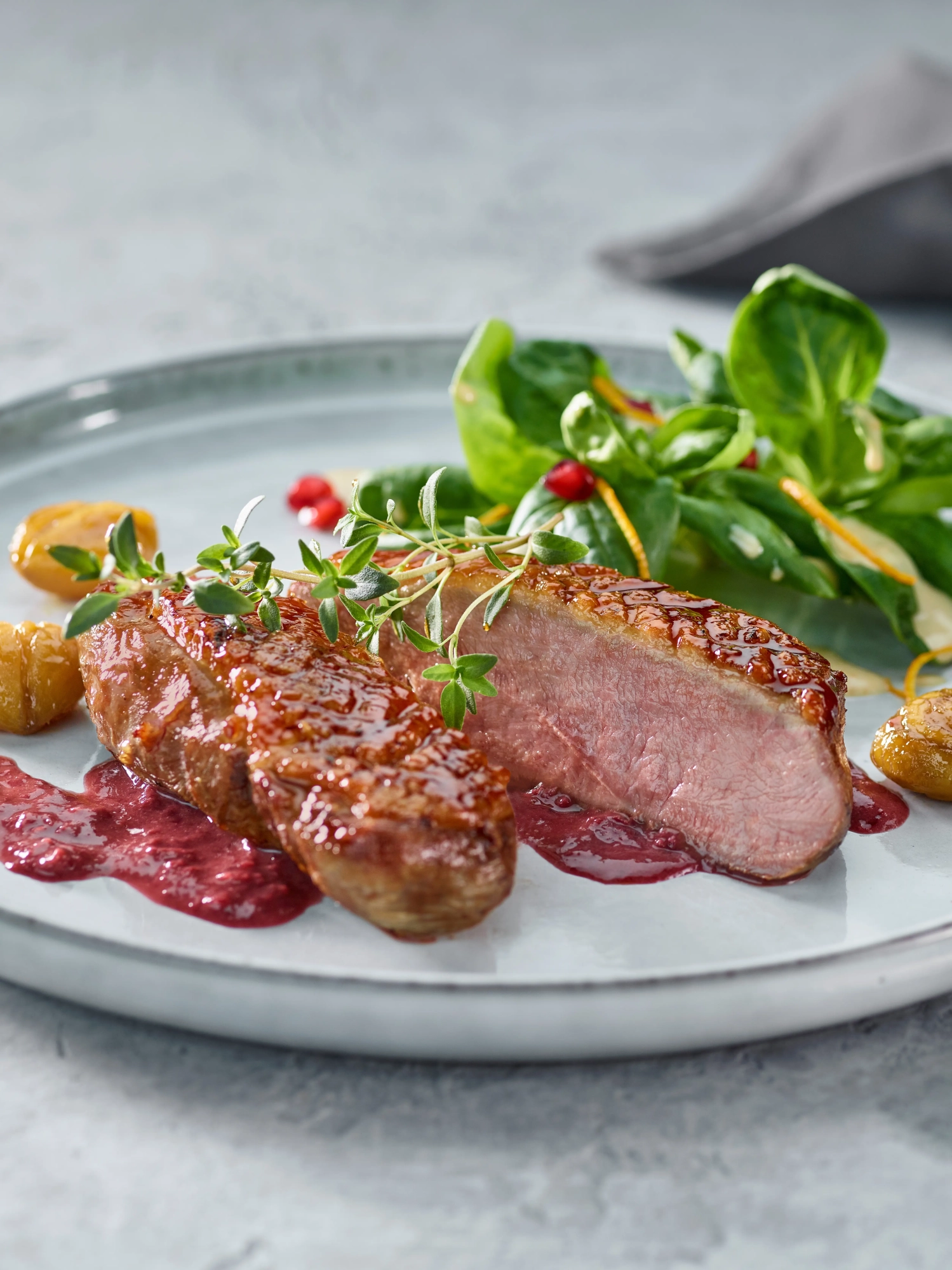 Mit Honig glasierte Entenbrust mit Kastanien, kleinem Feldsalat und PETILLIO Merlot & Onion Sauce