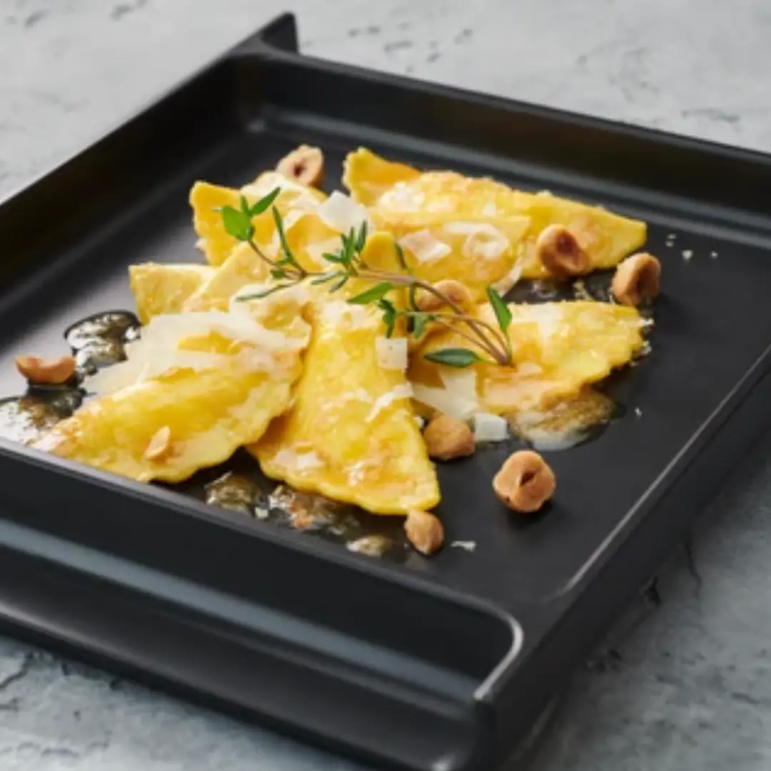 Ricotta Ravioli mit PETILLIO Salt Nussbutter, Parmesan und Haselnüssen